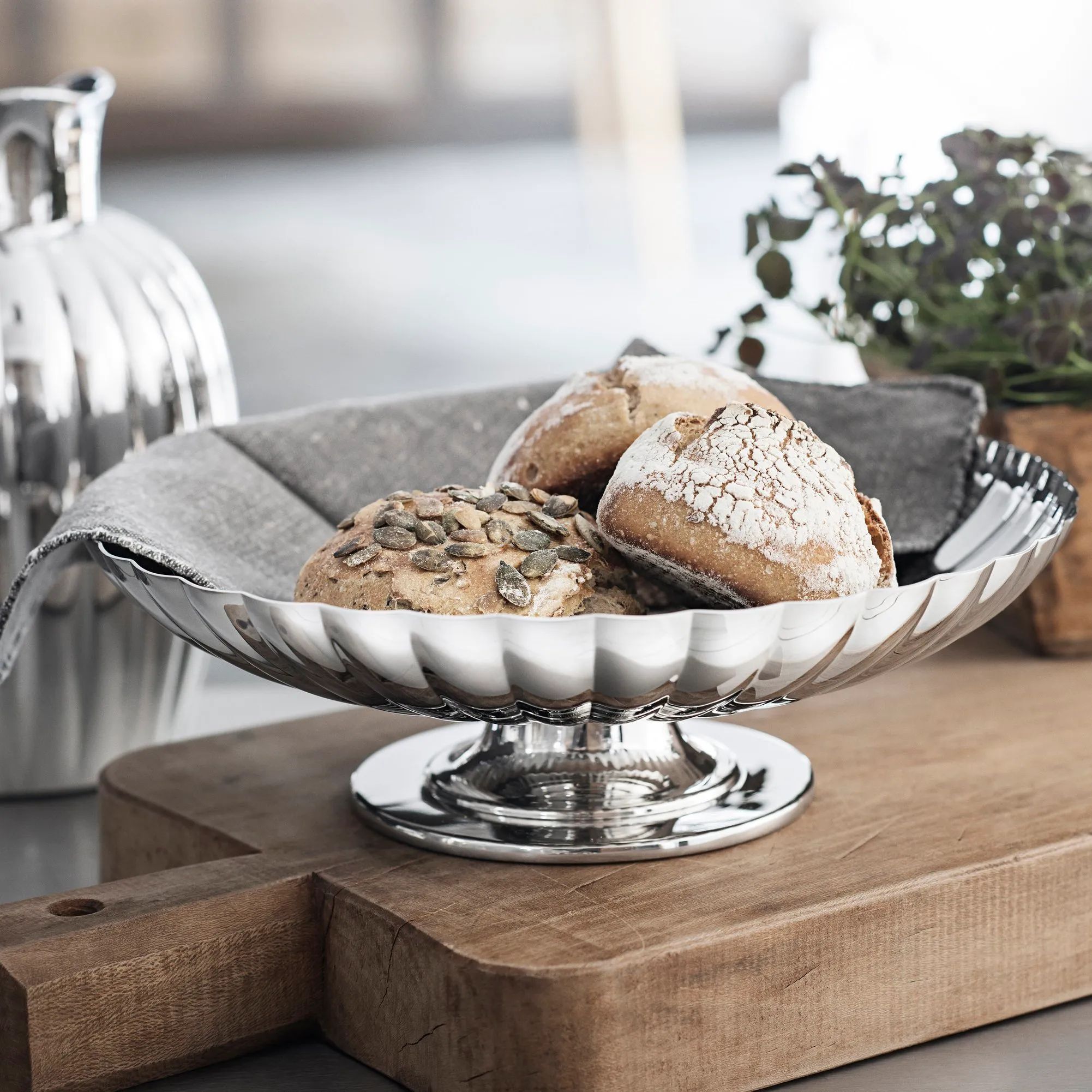 bernadotte-serveringsfat-pa-fot view 3